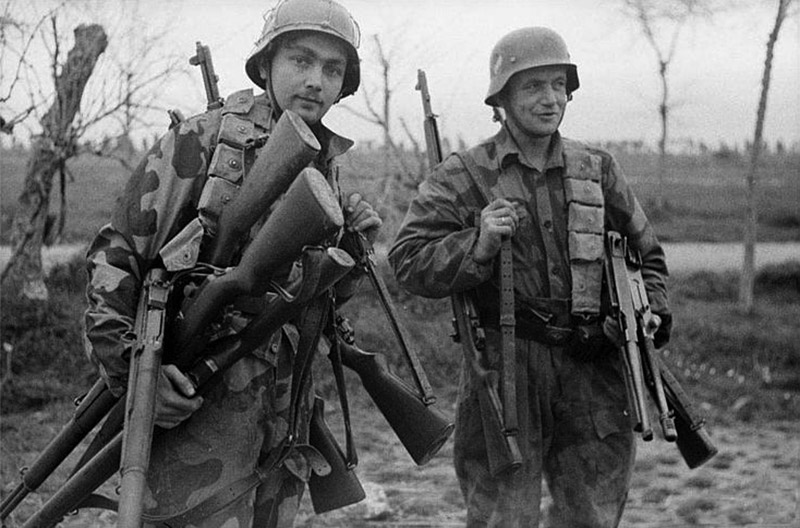 Немецкие солдаты с трофейным американским оружием