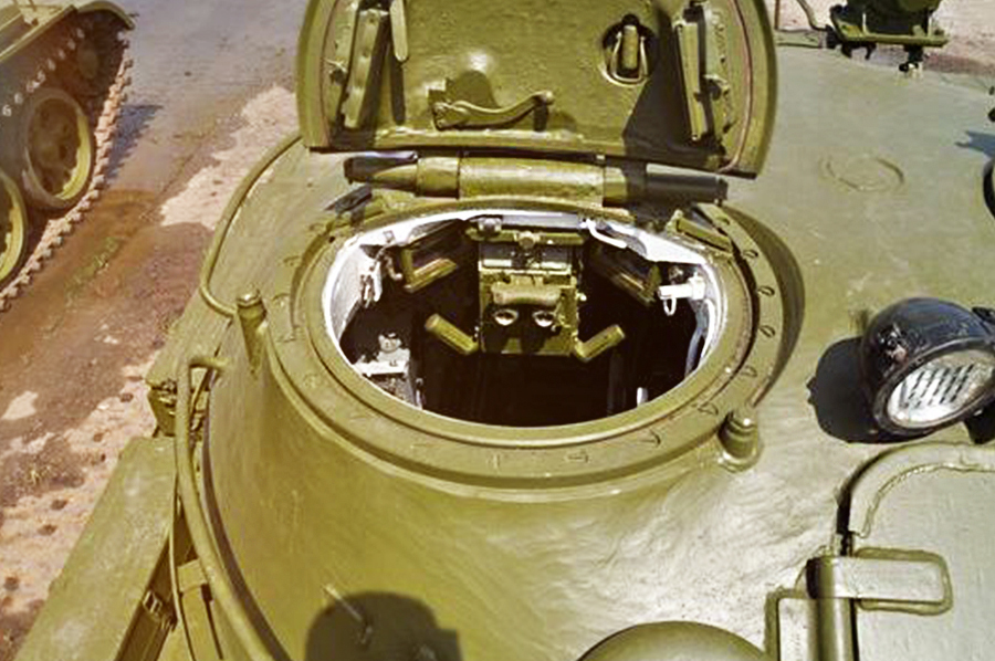 ​В открытом командирском люке танка Т-62 хорошо виден прибор ТКН-2 Источник – smotra.ru - Т-62: Гладкоствол возвращается | Военно-исторический портал Warspot.ru