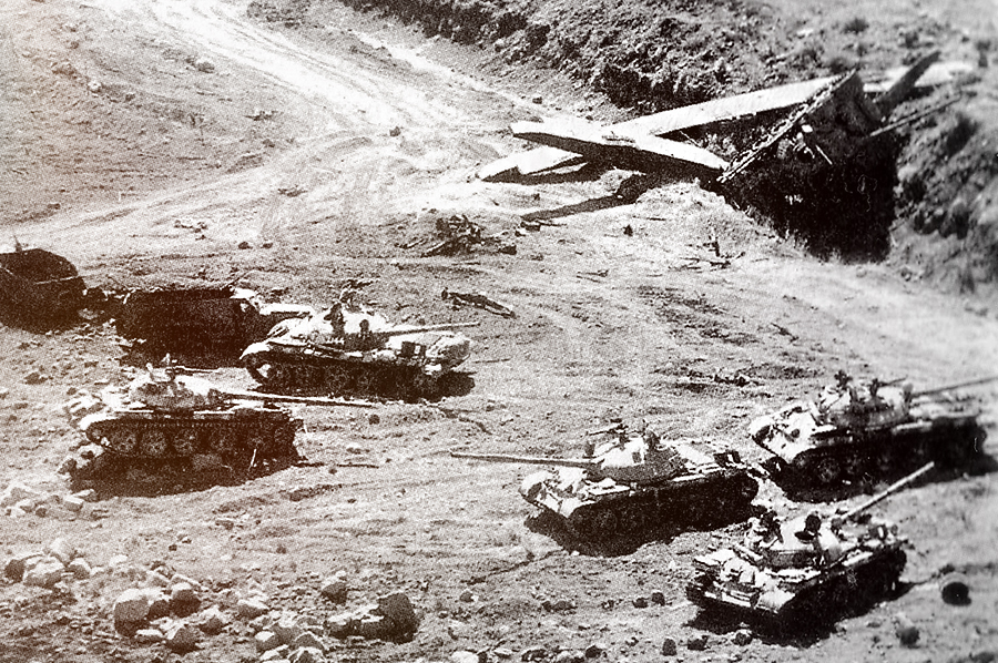 ​Танки Т-62 сирийской армии, брошенные танкистами во время Войны Судного дня, 1973 год Источник – abload.de - Т-62: Гладкоствол возвращается | Военно-исторический портал Warspot.ru