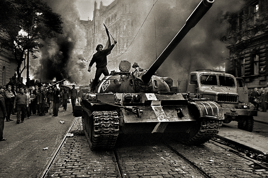 ​Т-55 на улицах Праги, 1968 год Источник – grandifotografi.com - Главный аргумент стран Третьего мира | Военно-исторический портал Warspot.ru