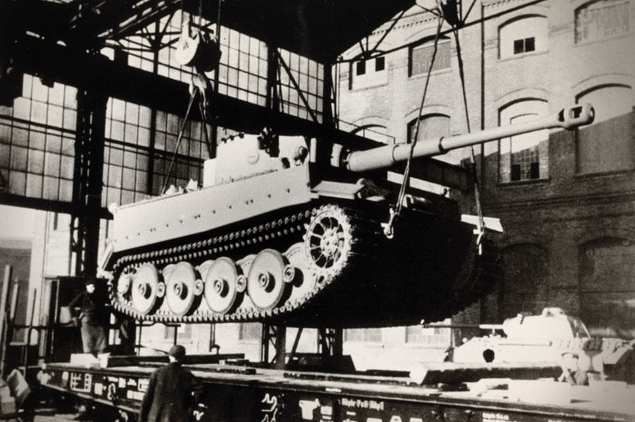 ​Погрузка танка Pz.Kpfw VI «Tiger I» на грузовую платформу на сборочном заводе фирмы «Хеншель» в Касселе, 1942 год. Источник – de.academic.ru - E-100: альтернативный 