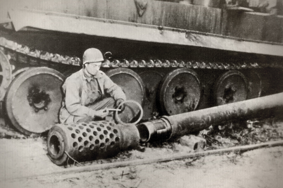 ​Американский солдат возле шасси танка Е-100. Рядом – ствол орудия со свинченным дульным тормозом Источник – gamestar.de - E-100: альтернативный 
