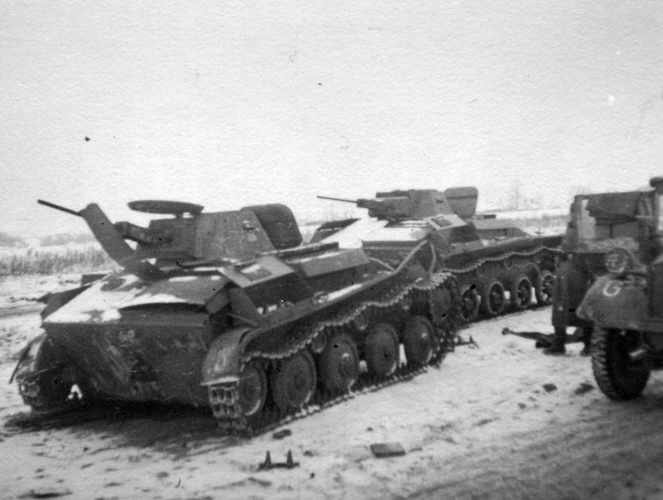 ​Подбитые в ноябре-декабре Т-60. Один из них оснащён спицованными литыми опорными катками. Танков с такими катками на ГАЗ им. Молотова выпустили немного - Малый танк большой войны | Warspot.ru