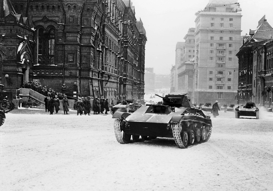 ​Танки Т-60 33-й танковой бригады на параде 7 ноября 1941 года - Малый танк большой войны | Warspot.ru