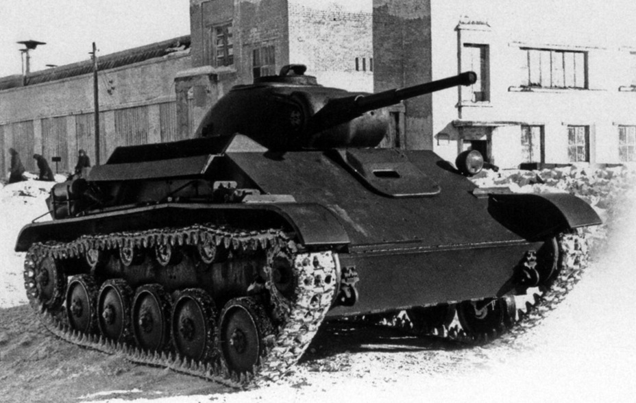 ​Опытный танк ГАЗ-70, заводской двор ГАЗ им. Молотова, февраль 1942 года - Т-70: подросший малыш | Warspot.ru