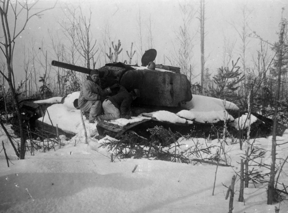 ​Подбитый КВ-1с с корпусом КВ-1, северо-западный фронт, февраль 1943 года. Вероятнее всего, танк из состава 12-го гвардейского тяжелого танкового полка - Меньше брони, больше подвижности | Warspot.ru