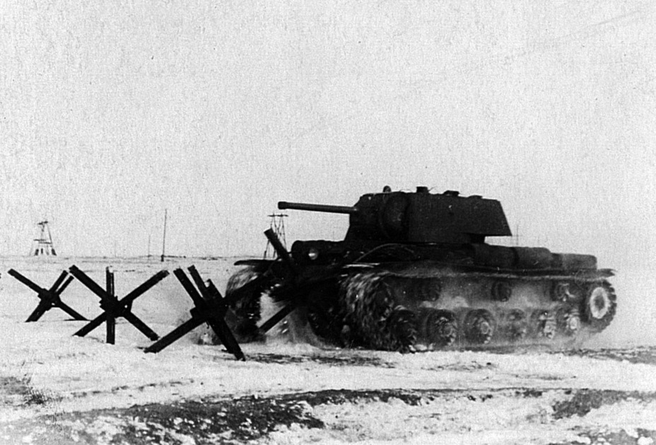 ​КВ-1 №10033 на испытаниях в феврале 1942 года. Выяснилось, что установка более мощного двигателя ощутимого положительного эффекта не дала. Требовалась более серьезная модернизация машины - Меньше брони, больше подвижности | Warspot.ru