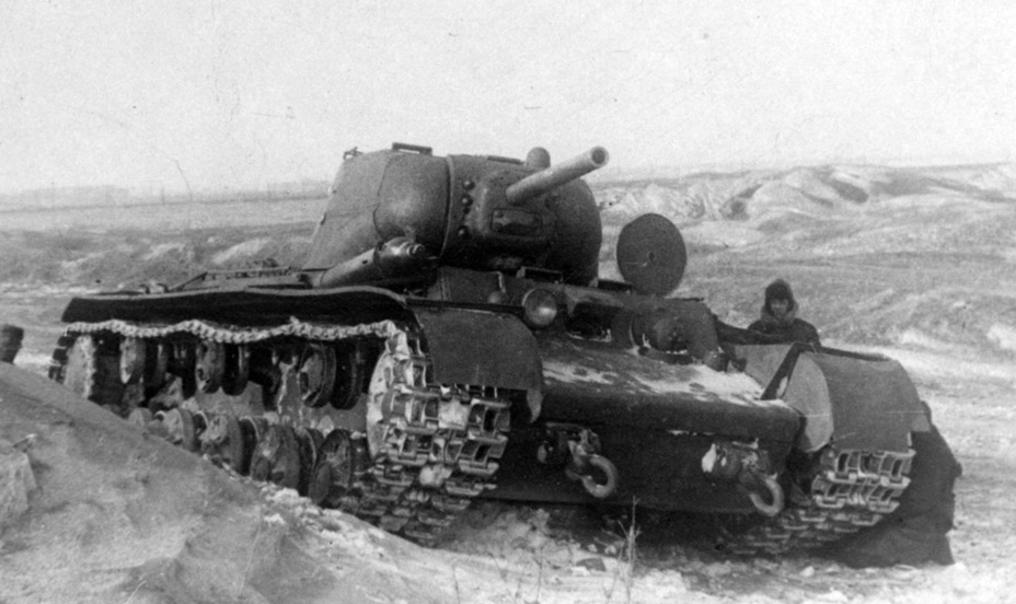 ​КВ-1с 15001 в ходе испытаний, зима 1942–43 гг. На танке испытывается новая гусеничная лента с траками шириной 650 мм. Хорошо видны новые буксирные крюки, они позже появились и на 15002 - Меньше брони, больше подвижности | Warspot.ru
