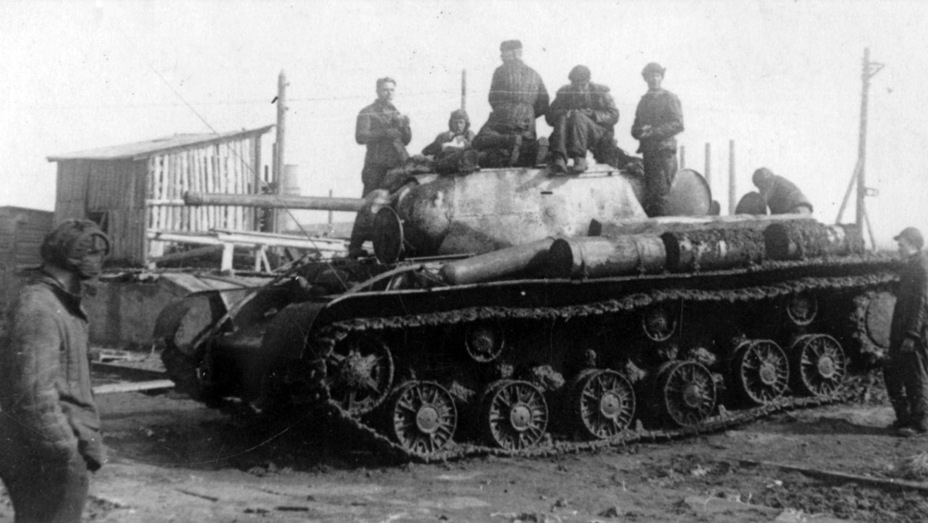 ​КВ-1с 15002 в ходе гарантийных испытаний, зима 1943 года. На танке установлены новые гусеничные ленты и модернизированные опорные катки - Меньше брони, больше подвижности | Warspot.ru