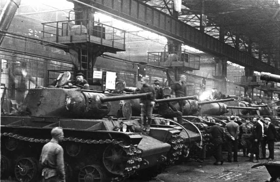 ​Сборка КВ-1с на ЧКЗ, сентябрь 1942 года. Хорошо видно, что танки имеют опорные катки от КВ-1, а на их корпусах и башнях отсутствуют поручни - Меньше брони, больше подвижности | Warspot.ru