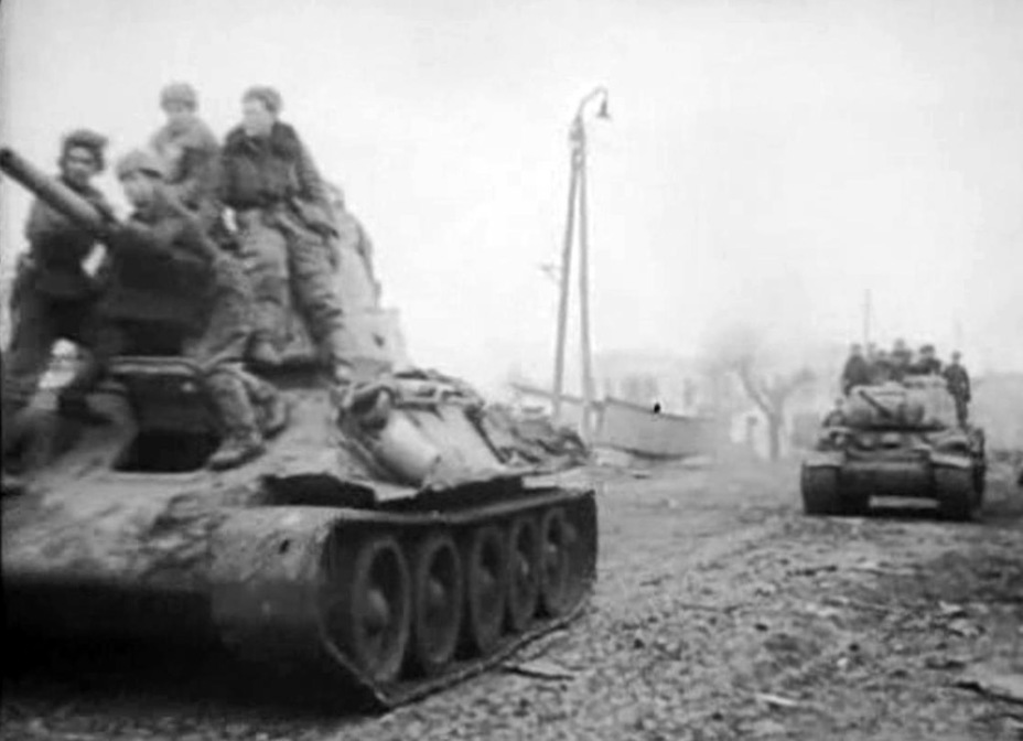 ​Т-34 и ИС-1 из состава 3-го танкового корпуса входят в Умань, март 1944 года - Промежуточный ИС | Warspot.ru