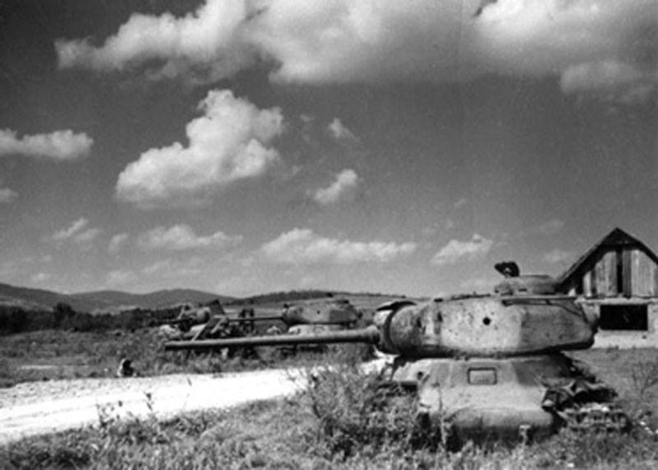 ​Подбитые ИС-1, Словакия, осень 1944 года. Вполне возможно, что танки принадлежали 12-й гвардейской танковой бригаде - Промежуточный ИС | Warspot.ru