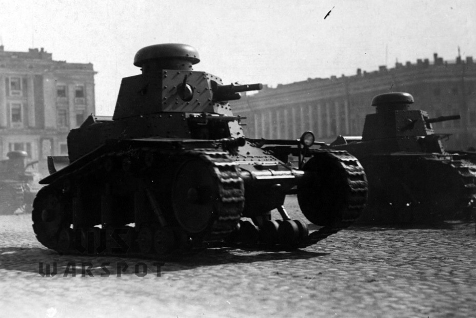 ​Т-18 второй серии на параде в Ленинграде. Вместо пушек у некоторых танков макеты - Т-18: серийный ответ Чемберлену | Warspot.ru