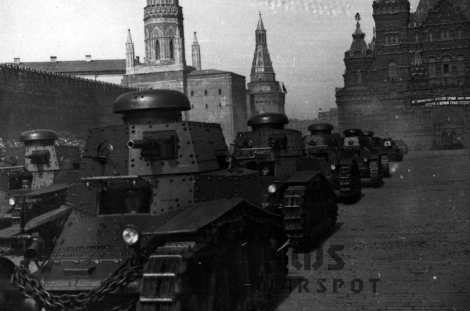 ​Т-18 на первомайском параде в Москве. Впереди идут танки третьей серии, за ними танки второй серии - Т-18: серийный ответ Чемберлену | Warspot.ru