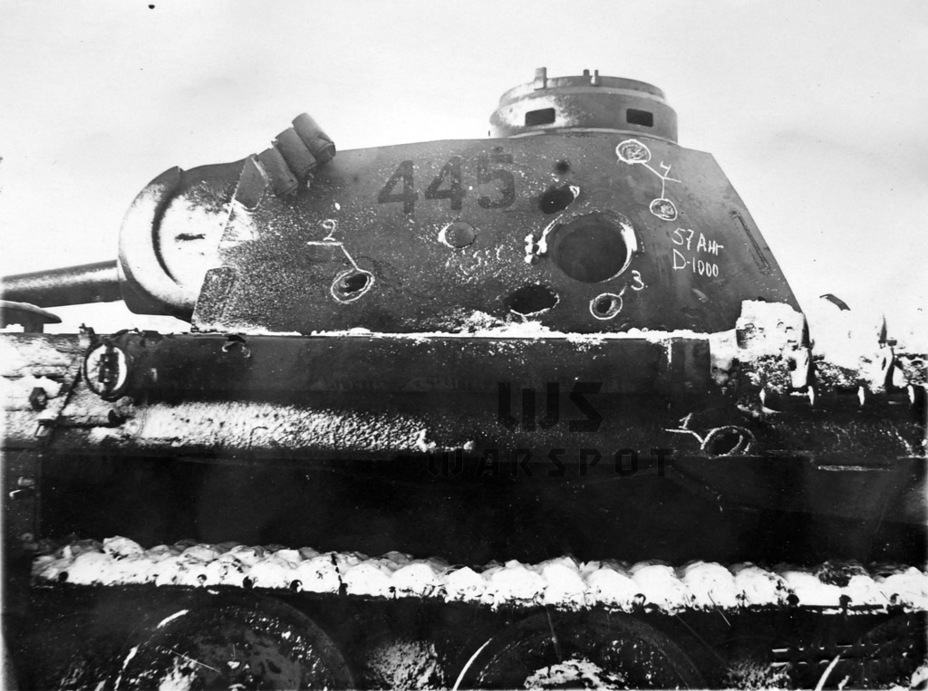 ​Бортовая броня немецкого танка оказалась уязвимой для огня орудий калибра 57–76 мм на дистанциях до километра. В сочетании с неважной обзорностью в боковой проекции это и стало причиной многочисленных потерь «Пантер» от флангового огня - Страшнее кошки зверя нет | Warspot.ru