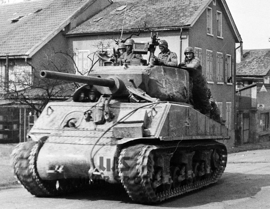 ​Около сотни M4A3E2 были перевооружены на 76-мм орудия, что значительно повысило их эффективность на поле боя. - Толстомясый «Шерман» | Warspot.ru