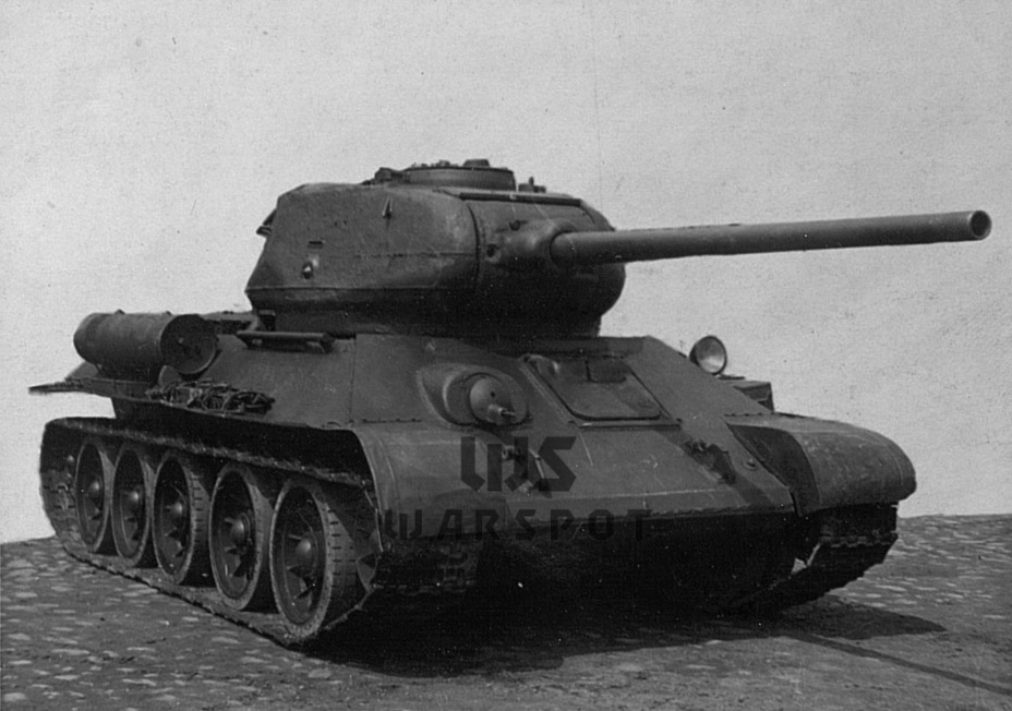 ​Т-34-85М по первому варианту, конец мая 1944 года. Машину выдаёт «раздутая» установка курсового пулемёта ДТ и более толстая верхняя лобовая деталь корпуса. - Тупиковое усиление | Warspot.ru