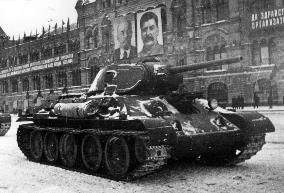 ​Танк Т-34 с двигателем М-17Т на параде на Красной площади, 7 ноября 1941 года - Бензиновые «тридцатьчетверки» | Warspot.ru