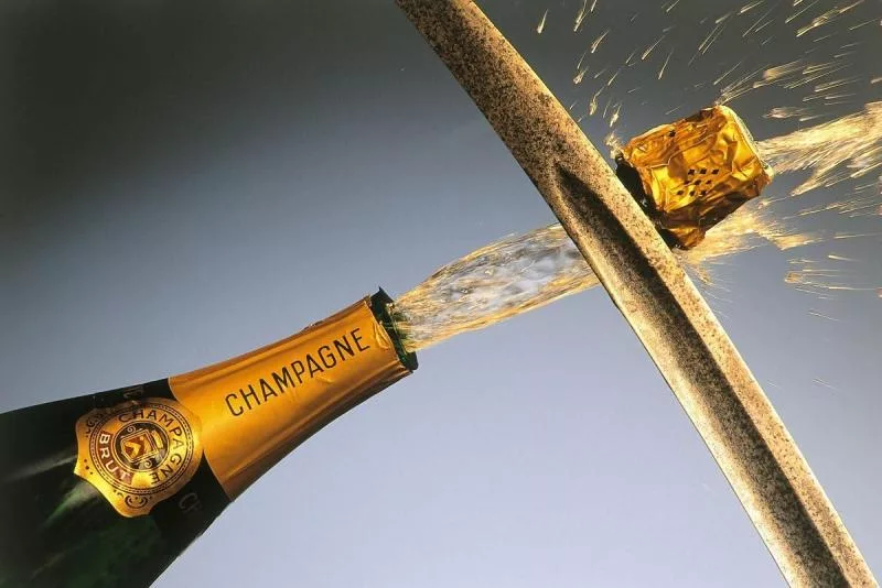 Как открыть шампанское по-гусарски саблей: техника сабли