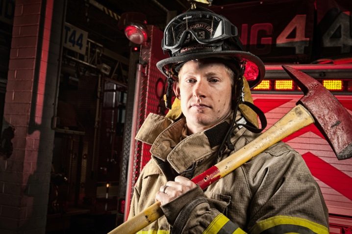 Пожарный топор (21 фото): сколько он весит?