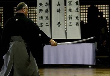 Японское фехтование иайдо: удар японским мечом катана после выхватывания его из ножен