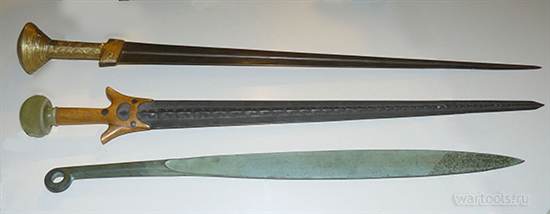 Современные реконструкции различных типов микенских мечей, в том числе (два верхних) — так называемого Типа А.