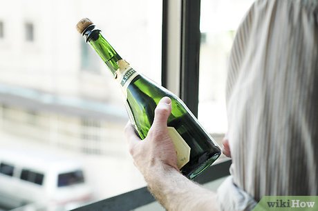 Изображение с названием Откройте бутылку шампанского мечом. Шаг 4