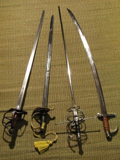 Отличие изображения с мечом и крюками