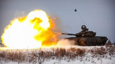 Российский танк ведёт стрельбу на полигоне