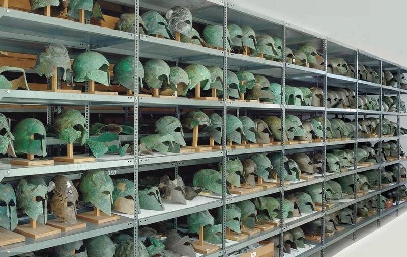 Коллекция коринфских шлемов в Музее Олимпии (Греция, Пелопоннес)
