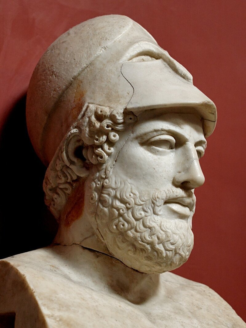 Перикл, великий афинский государственный деятель в коринфском шлеме. Мраморный бюст, римская копия греческой статуи (430 г до н.э.).
