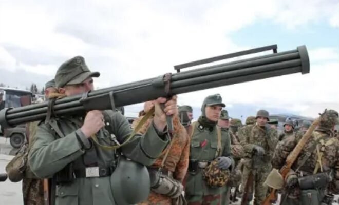 Дубинка разведчика и пулеметный гранатомет: необычное оружие Второй мировой войны