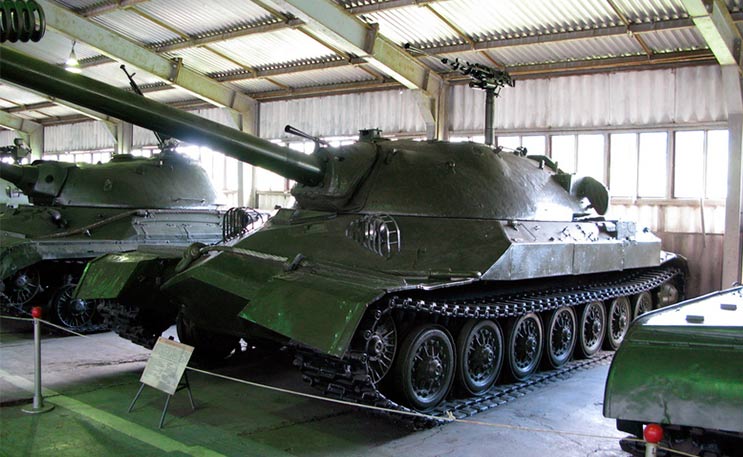 Тяжелый танк ИС-7 в экспозиции танкового музея в Кубинке