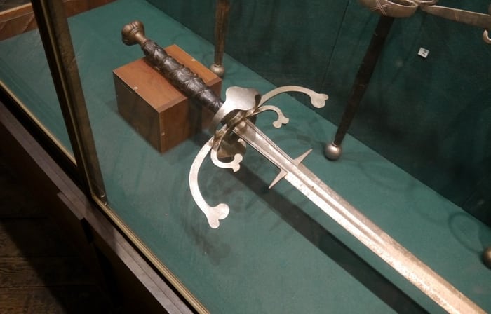 показан двуручный меч