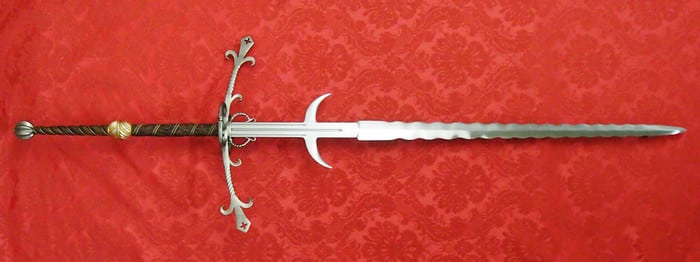 двуручный меч на красном