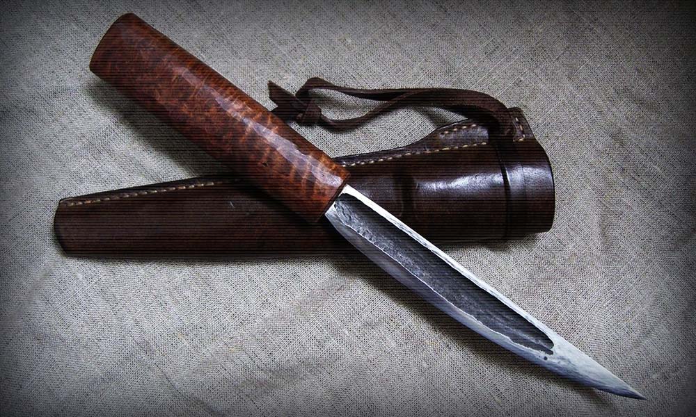 Якутский нож с кровью