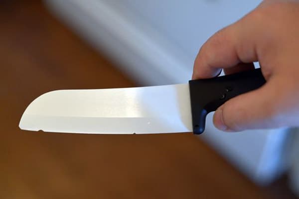 Поврежденный нож с керамическим лезвием