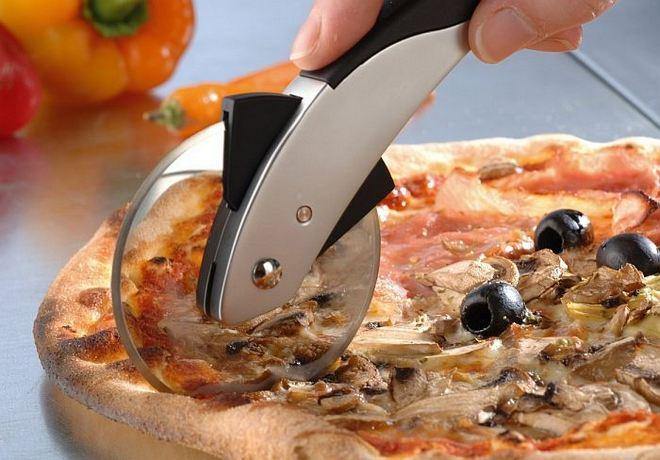 Нарезка пиццы специальным ножом