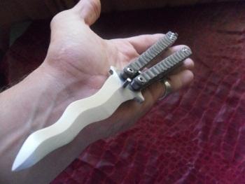 Оригинальная форма ножа Балисонга