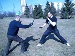 Два человека имитируют уличную драку с применением ножа
