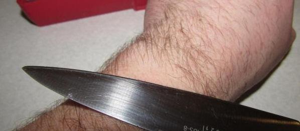 Нож режет волосы на руке