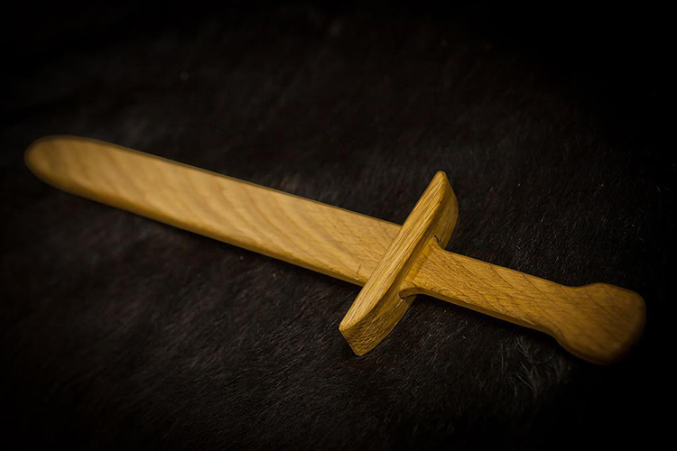 Деревянный меч для ребенкаФОТО: whitelynx.ru