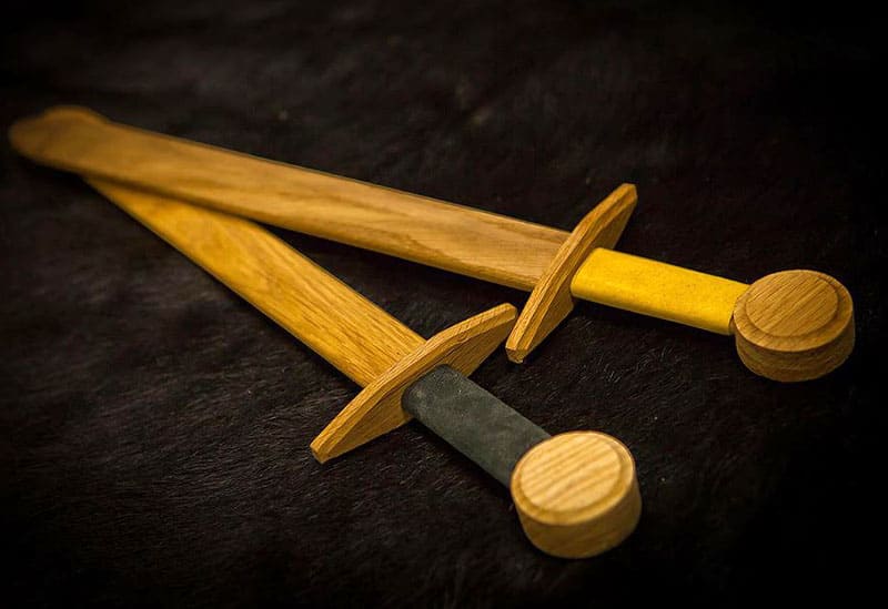 Деревянный меч можно сделать из одной доски или нескольких штук