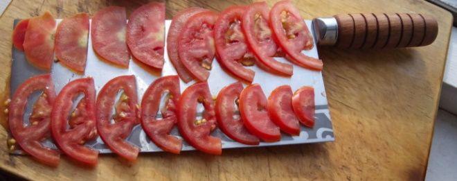 Кухонный нож Цай Дао режет помидоры