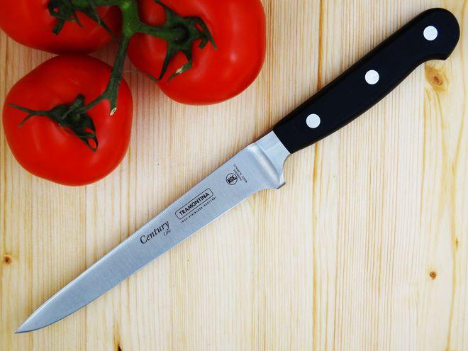 Нож-обвалка от Tramontina на фоне помидора