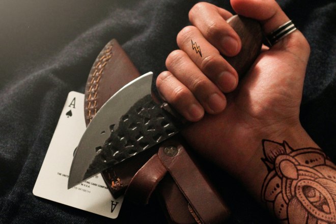 Нож и игральная карта