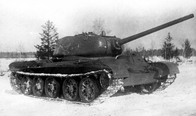 Первый образец танка Т-44 во время заводских испытаний, февраль 1944 года