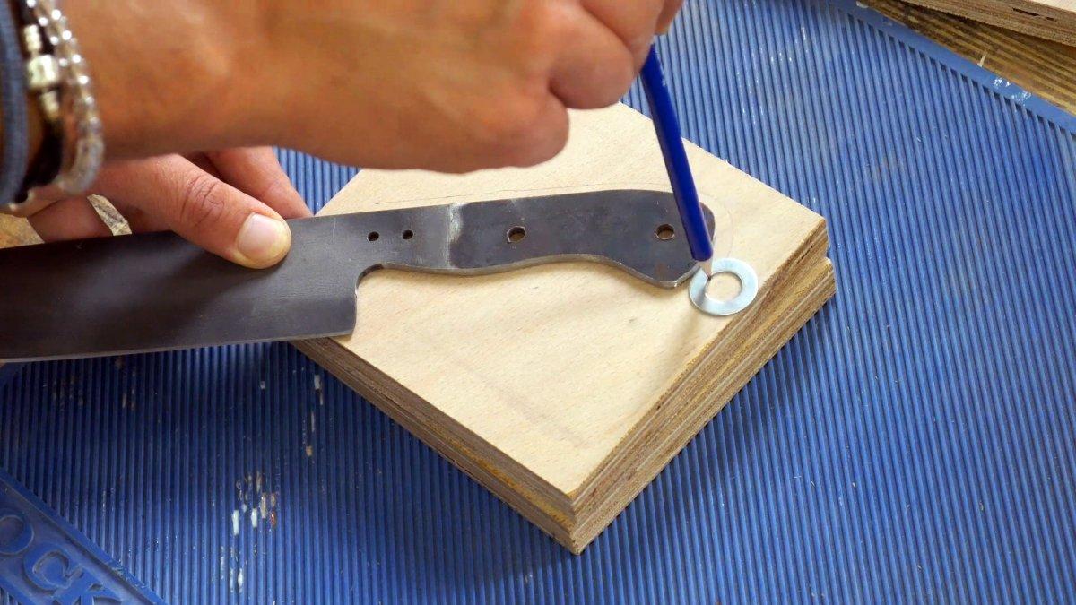 Как сделать очень крутую накладную рукоятку на нож из пластиковых отходов