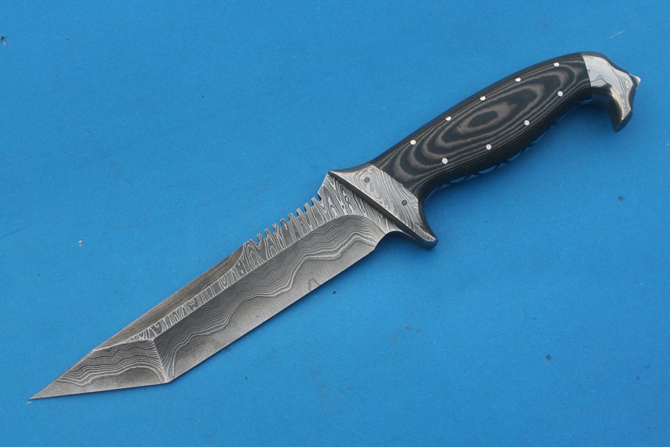 Нож необычной формы из дамасской стали.