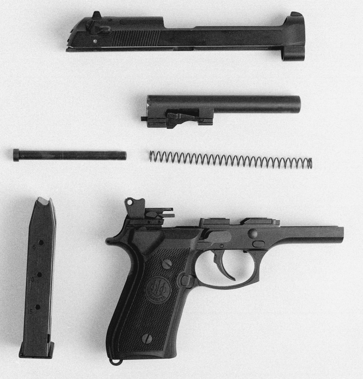 Разобрано&lt; Span&gt; Пистолеты Beretta, особенно послевоенные и 92-я модель Beretta F92, были созданы по стандартам НАТО. В них используется патрон .9 x 1 9-mm Parabellum. И поскольку это, по сути, основной западный патрон, номенклатура их очень широка. Они бывают бронебойные, с пустой головкой, обширные и дозвуковые. Кроме того, существуют 9 x 2 1-mm, 7. 62 x 22 Luger, . 40. В основном используются полицией, так как законодательство о гражданской службе не распространяется на армейские боеприпасы.